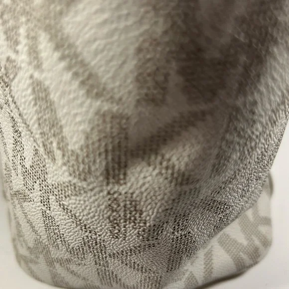 Michael Kors Jet Setter Handbag in crème and tan. - Picture 4 of 12